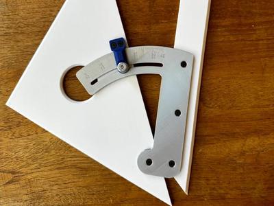 Setsquare adjustable