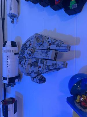 Midi Scale Millennium Falcon (75375) Wall Mount