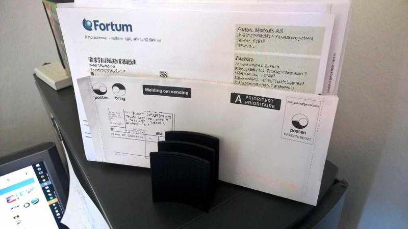 Minimalistic desktop paper/letter/mail organizer
