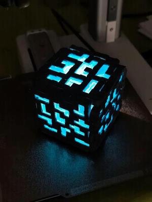 Minecraft – Illuminating Diamond Ore Cube – Replica