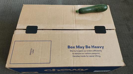 Retaining clip for cardboard box top lid