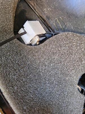 Clip repair for roof sky of a Volvo C70 cabrio