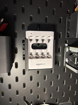 Amazon Basics USB Charger Skadis 