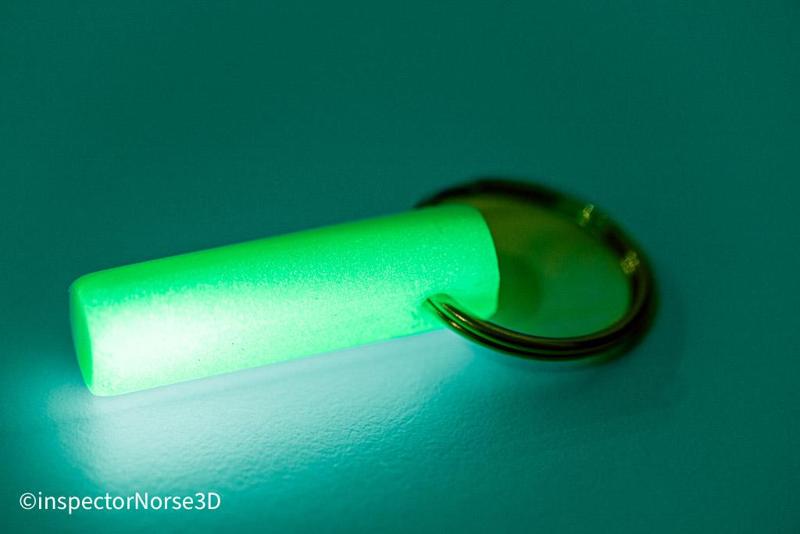 Glowing keychain, glow tag, leuchtender Schlüsselanhänger