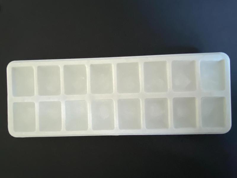 Ice Cube Tray with 16 Cubes