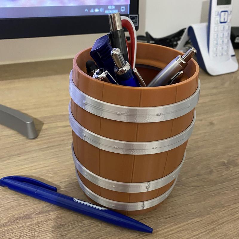 Barrel-shaped pencil cup