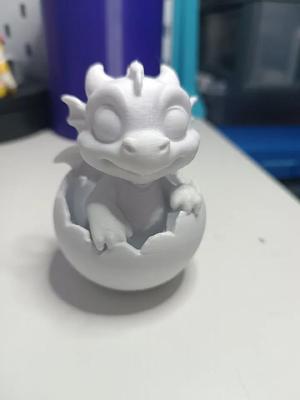 Baby Drache im Drachenei   