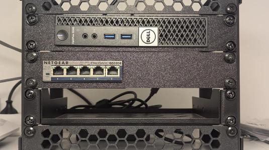 Switch Rack Mount (Netgear GS105E)   