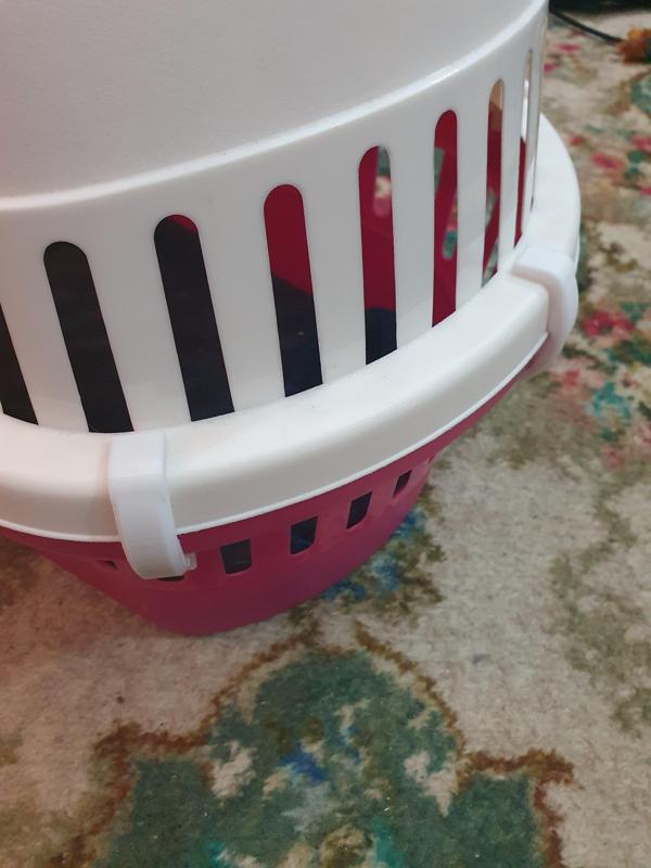 Cat carrier clip/clamp